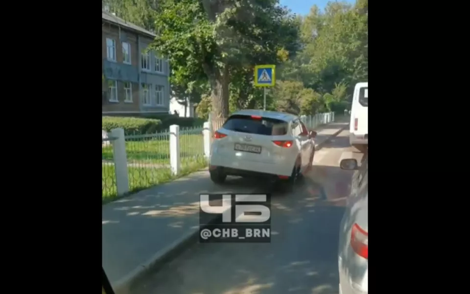 Барнаульцы жалуются на умников, которые объезжают пробки по тротуару