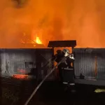 Более 30 человек боролись с крупным пожаром в Барнауле