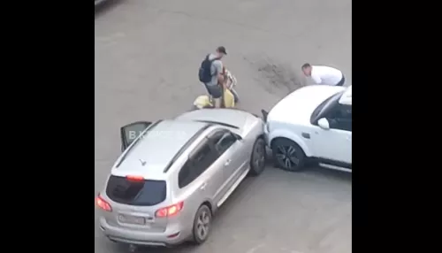 В Барнауле перепутавший педали водитель сбил людей и зацепил Range Rover