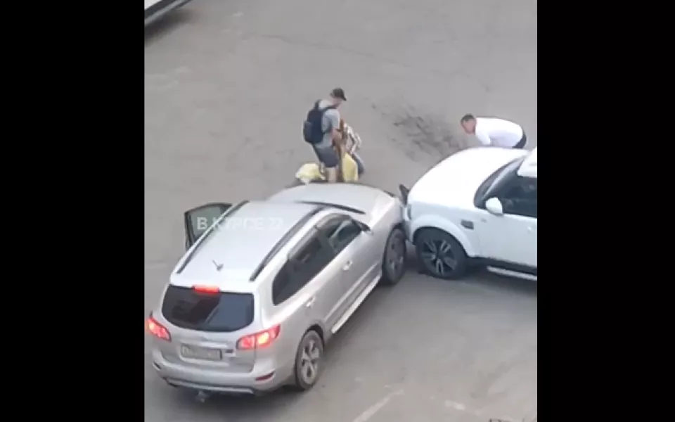 В Барнауле перепутавший педали водитель сбил людей и зацепил Range Rover