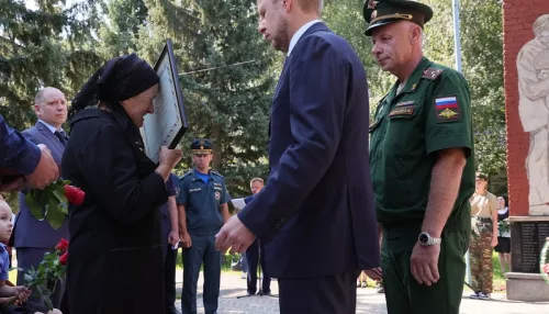 Томенко передал матери погибшего на Украине солдата медаль Героя России