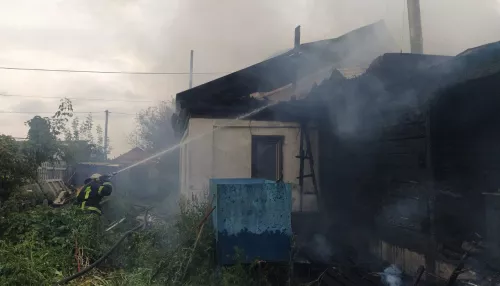 Мужчина отравился дымом во время крупного пожара в Рубцовске