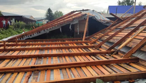 В Алтайском крае ветер оторвал крышу с многоквартирного дома