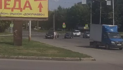 В Барнауле легковушки не поделили улицу Попова и перекрыли проезд