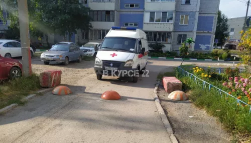 Барнаульским медикам пришлось идти пешком до пациента из-за перекрытого двора