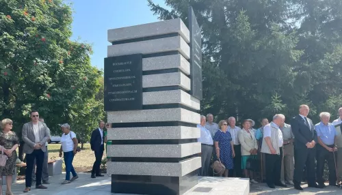 Памятник строителям торжественно открыли в Барнауле