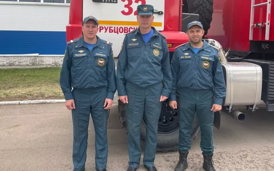 В Рубцовске пожарные спасли трех человек из горящей двухэтажки