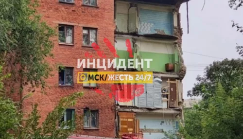 Стена аварийного пятиэтажного дома рухнула в Омске