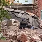 Момент падения стены аварийного дома в Омске попал на видео