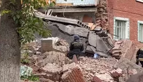 Момент падения стены аварийного дома в Омске попал на видео