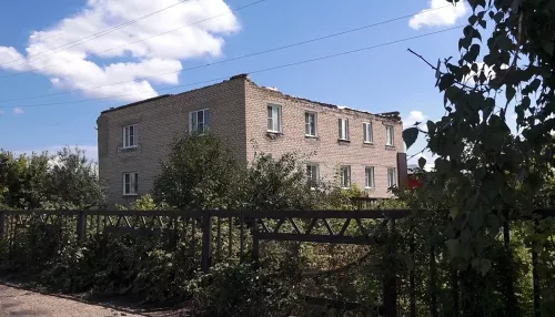В Алейске ввели режим ЧС из-за сорванной ветром крыши с многоэтажки