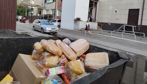 Барнаульцев поразила куча хлеба в мусорном контейнере