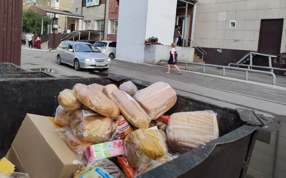 Барнаульцев поразила куча хлеба в мусорном контейнере