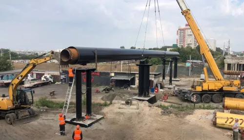 В Барнауле на мосту у Нового рынка установили 45-тонную трубу