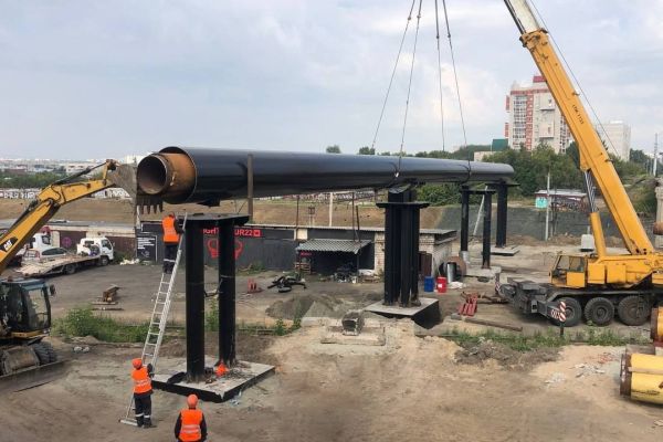 В Барнауле на мосту у Нового рынка установили 45-тонную трубу
