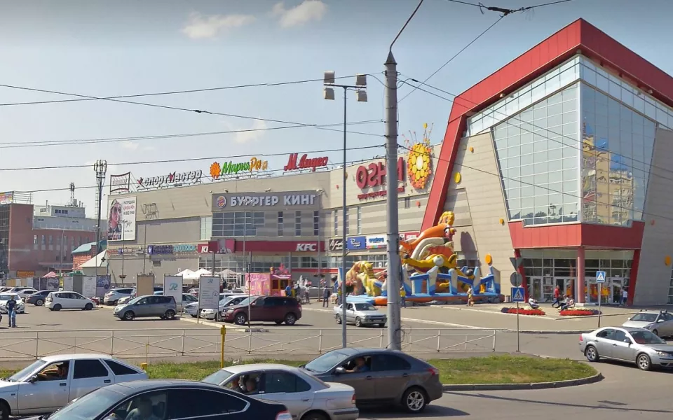 В Барнауле у ТЦ Огни автомобиль проехал ребенку по ноге