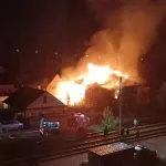 В Алтайском крае ночью сгорел двухэтажный деревянный дом