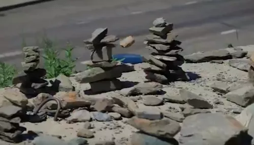 Туристов попросили не строить каменные башни на Алтае