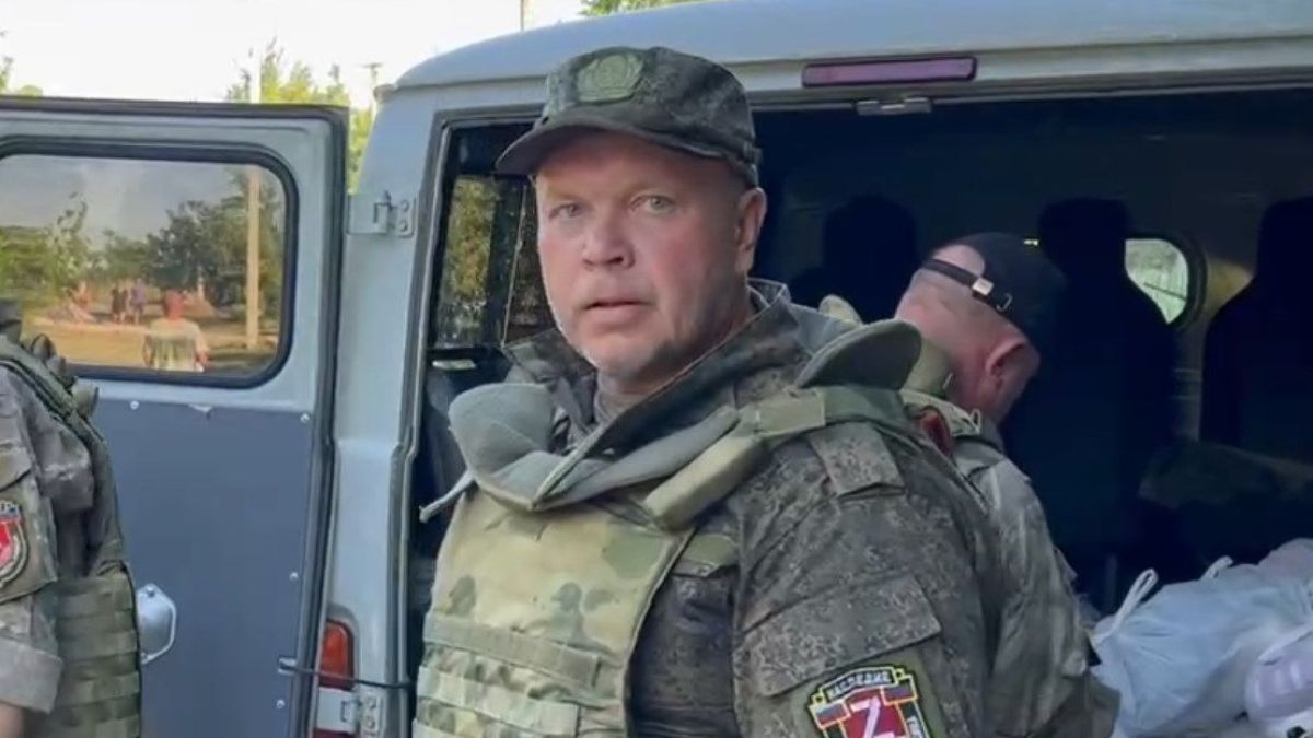 Евгений Новиков во время раздачи гуманитарной помощи на Донбассе