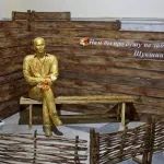 Барнаульцы раскритиковали золотую скульптуру Шукшина на вокзале