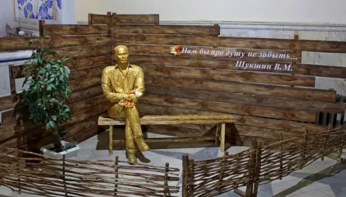 Барнаульцы раскритиковали золотую скульптуру Шукшина на вокзале