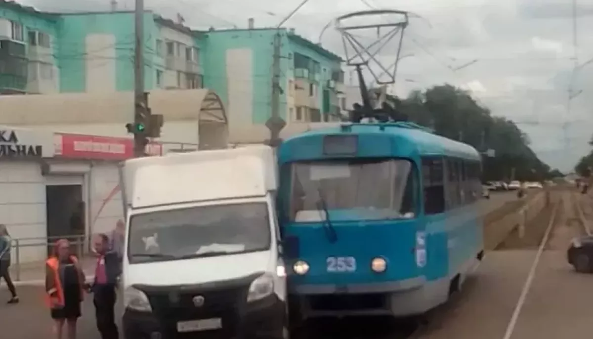 18 августа 2021. Голубой трамвай. Трамвай таранит машины. Барнаульский трамвай.