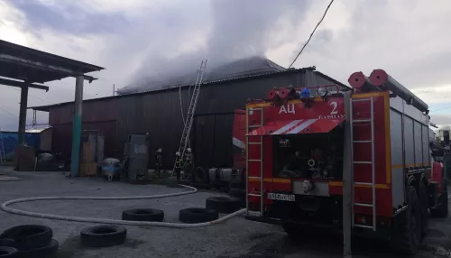 Крупный пожар произошел рано утром в Барнауле на складе кормов