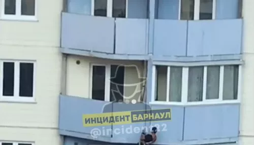 В Барнауле трое мужчин спустились из окна многоэтажки по веревке