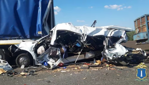 В Ульяновской области две фуры раздавили микроавтобус – погибли 16 человек