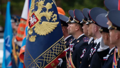 Равнение на знамя. В Барнауле празднуют День российского флага