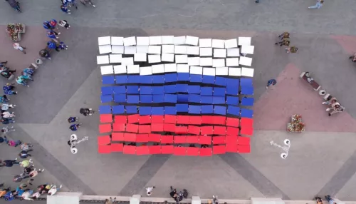 Барнаульцы на набережной собрали огромный флаг России