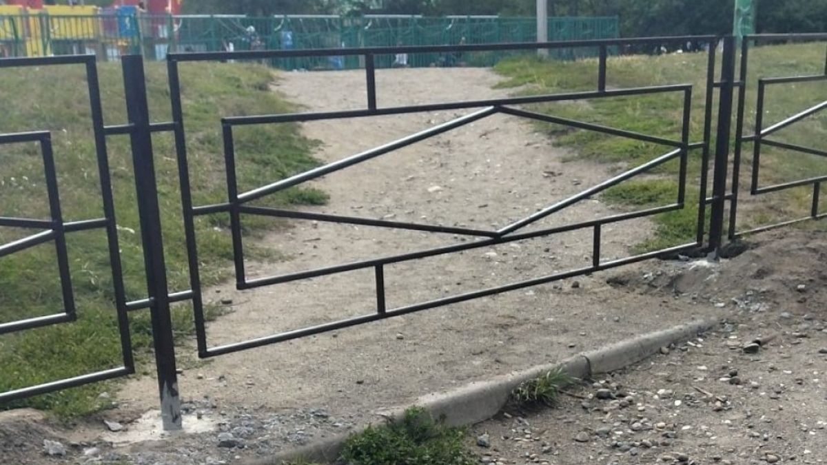 Забор в парке Строителей