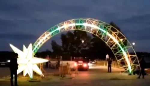 В бийском парке вместо пауков появилась светящаяся звездная арка