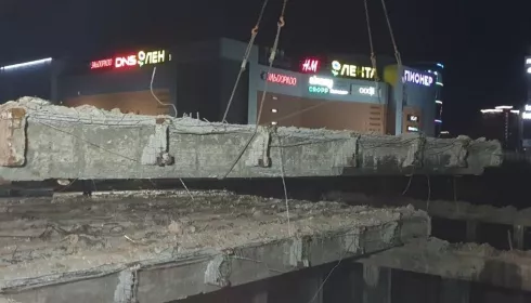 Ночная работа: на мосту в районе Нового рынка демонтировали почти все балки