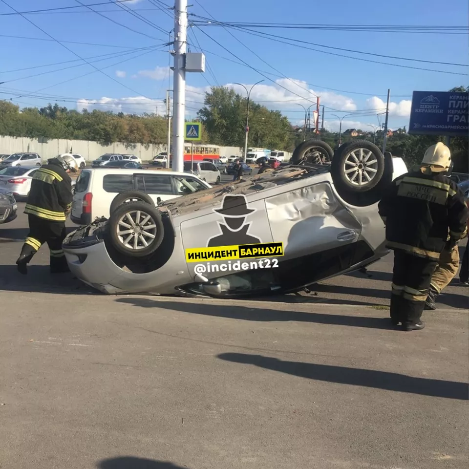 Автомобиль перевернулся на крышу в центре Барнаула - Толк 25.08.2022