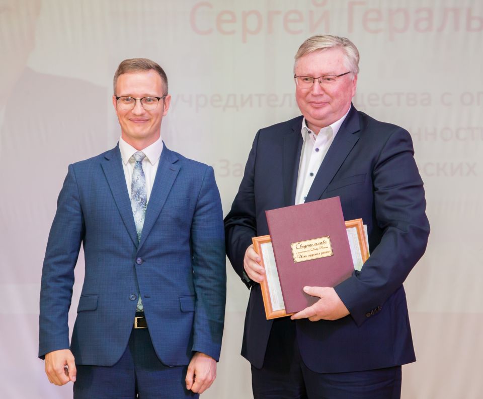 Первый заместитель главы администрации Железнодорожного района Лев Ночевной вручает награду Сергею Ферапонтову