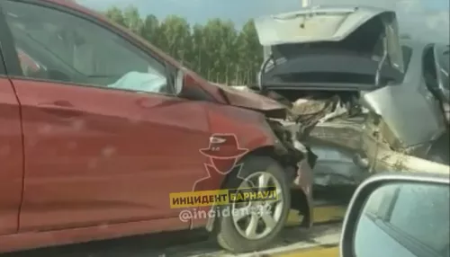 Три автомобиля попали в жесткое ДТП у поворота на Санниково