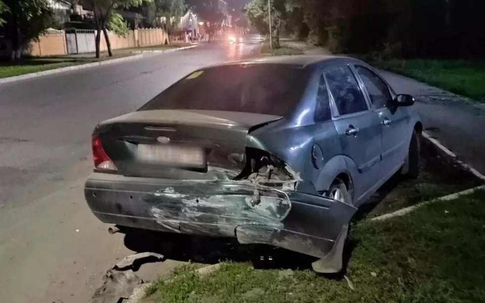 Женщина-водитель в Бийске сбила пешехода и врезалась в три авто