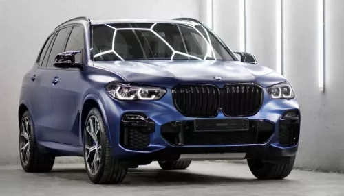 Обтянутую матовой бронеплёнкой BMW X5 в Барнауле продают за 9 млн рублей
