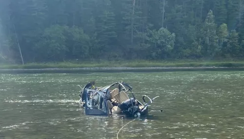 В сибирской реке обнаружили рухнувший частный вертолет депутата