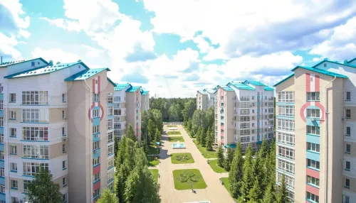 В Барнауле за 21 млн рублей продают квартиру с панорамной лоджией и видом на бор