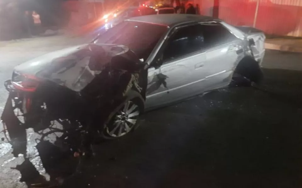 На Алтае пьяный водитель насмерть сбил пешехода и врезался в ограждение