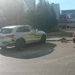 В Барнауле мотоциклист исполнял трюки и врезался в Audi