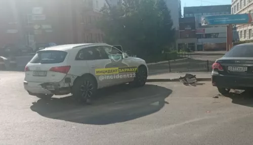 В Барнауле мотоциклист исполнял трюки и врезался в Audi