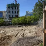 Застройщик в Барнауле расчищает площадку под высотки рядом с бывшим Колизеем