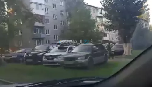 Барнаульцы негодуют из-за стихийной парковки авто на газоне