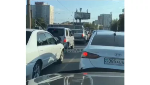 Барнаульцы жалуются на бешеные заторы на перекрестках