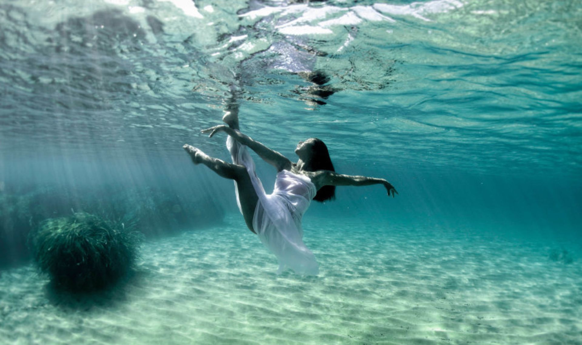 Прелести воды. Курт Арриго фотограф. Фотосессия под водой. Девушка под водой. Человек под водой.