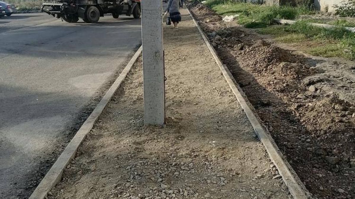 Столб посреди пешеходной дорожки в Новоалтайске