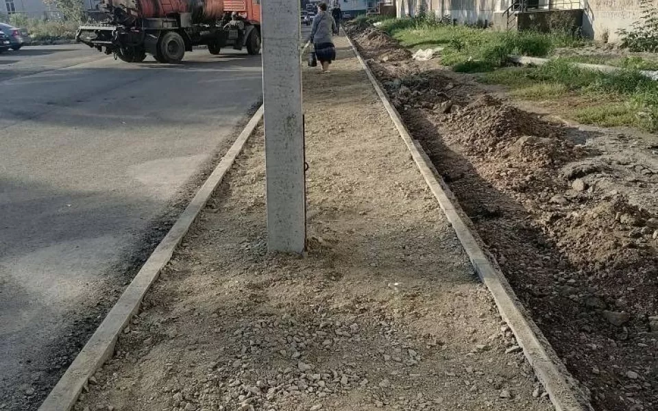 Посреди пешеходной дорожки в Новоалтайске оказался столб